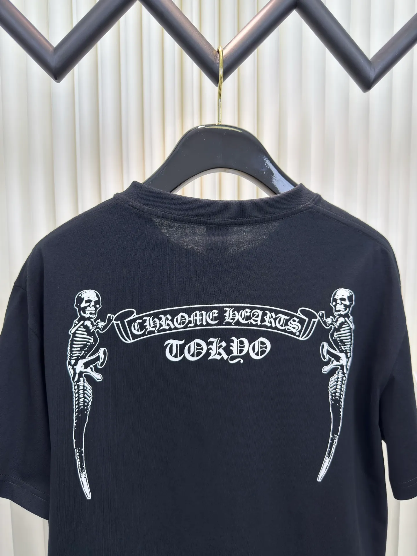 P240 Chrome Hearts/foti Lizard Man Scroll Short Sleeves Authentic Open Edition - Physical Counter - Top Luxury Quality 🆚 Instant sale of all editions on the market. The fabric is made of 26 weave 200 grams cotton. The printing is made of hand glue printing. Customized accessories. Size S M L